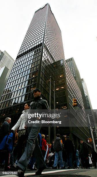 Pedestrians walk outside the Financial Times Building Thursday, December 28, 2006 in New York. Macklowe Properties Inc., owner of the General Motors...