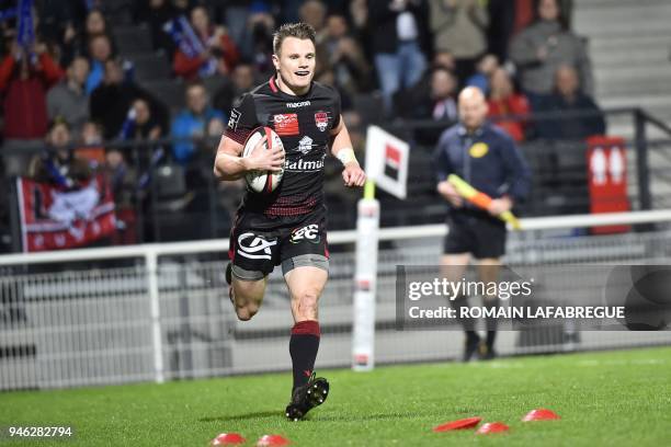 Lyon's New Zealander wing Toby Arnold runs to score a try during the French Top 14 rugby union match between Lyon and Stade Francais on April 14,...