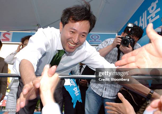 Oh Se Hoon the Grand National Party candidate for the Seoul mayoral election meets with his supporters during his campaign in Seoul, Korea in...