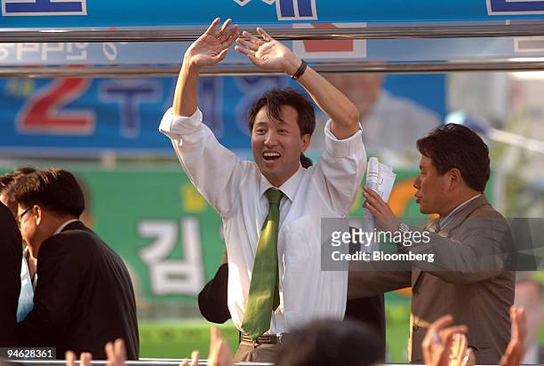 Oh Se Hoon the Grand National Party candidate for the Seoul mayoral election waves to his supporters during his campaign in Seoul, Korea in Tuesday,...