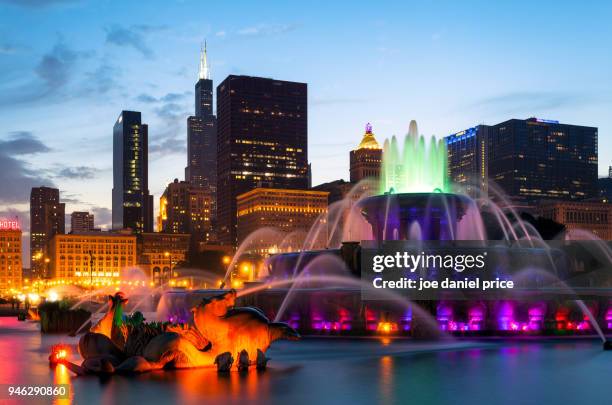 buckingham fountain, millennium park, chicago, illinois, america - millennium park chicago fotografías e imágenes de stock