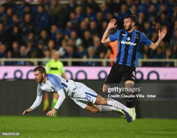 Davide Santon of FC Internazionale in action during the serie A match between Atalanta BC and FC Internazionale at Stadio Atleti Azzurri d'Italia on...