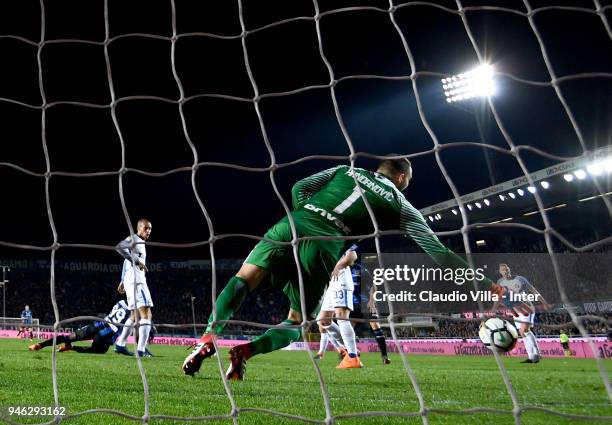 Samir Handanovic of FC Internazionale in action during the serie A match between Atalanta BC and FC Internazionale at Stadio Atleti Azzurri d'Italia...