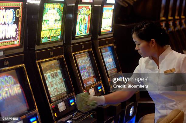 Cleaining Slot Cleaning Slot Machines Photos and Premium High Res Pictures - Getty Images