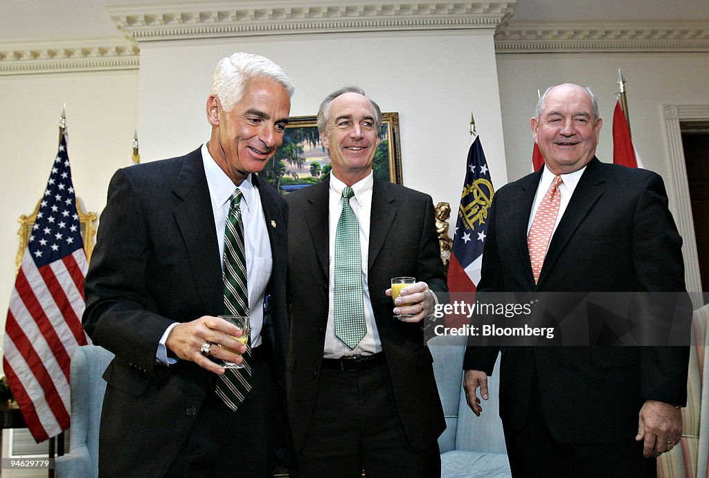 Governor Charlie Crist, a Florida Republican, left, and Gove