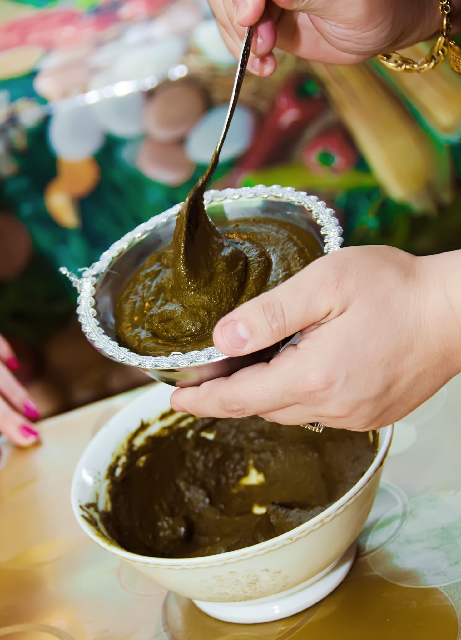 henna paste mixing