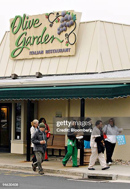 Customers exit an Olive Garden restaurant in Philadelphia, Pennsylvania, U.S., on Wednesday, Dec. 19, 2007. Darden Restaurants Inc., the owner of the...