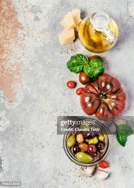 heirloom tomatoes - mediterranean food fotografías e imágenes de stock