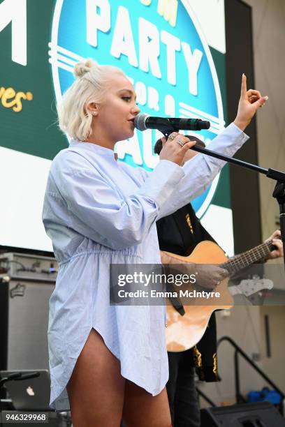 Emma Rae Photos and Premium High Res Pictures - Getty Images