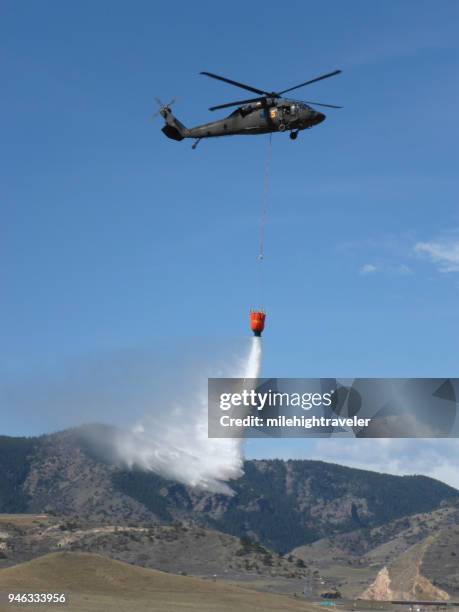 guarda nacional do colorado exército bombeiro treinamento falcão negro cai água parque do lago bear creek colorado - blackhawks - fotografias e filmes do acervo