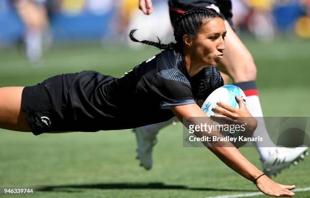 Sarah Goss of New Zealand scores a try in the match between New Zealand and England during Rugby Sevens on day 11 of the Gold Coast 2018 Commonwealth...