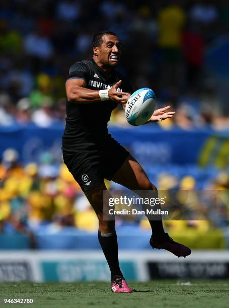 Sione Molia of New Zealand releases a pass during the Rugby Sevens Men's Semi-Final between England and New Zealand on day 11 of the Gold Coast 2018...