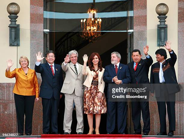 Michelle Bachelet, left to right, Chile's president, Nicanor Duarte Frutos, Paraguay's president, Tabare Vazquez, Uruguay's president, Cristina...