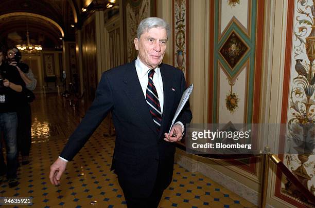 Republican Senator John Warner of Virginia walks the halls of Capitol Hill prior to a Saturday session as Senate convened to vote on a motion to...