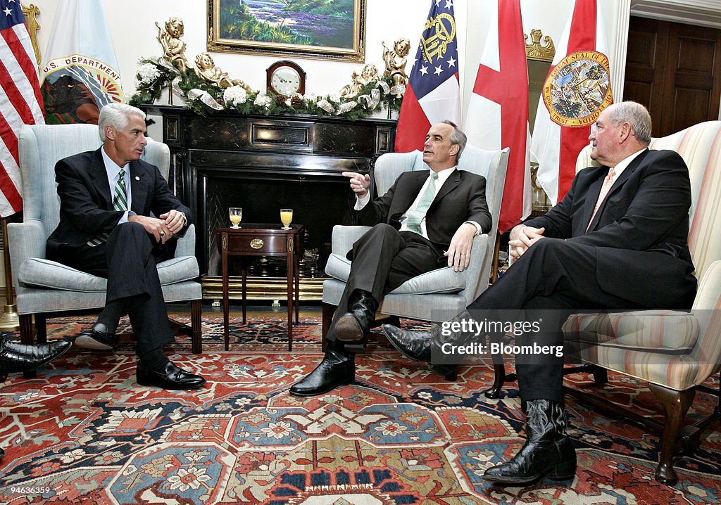 Governor Charlie Crist, a Florida Republican, left, and Gove