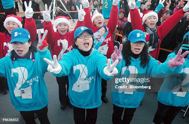 Supporters of Lee Myung Bak, South Korean presidential candidate, rally in Suwon, South Korea, on Monday, Dec. 17, 2007. South Korean presidential...