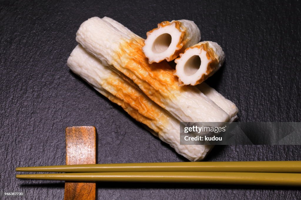 Bambú. pastel de pasta de pescados en forma