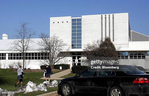 Employees walk into the building housing the offices of Ritchie Capital Management Ltd. In Geneva, Illinois, Wednesday, December 13, 2006. Ritchie...