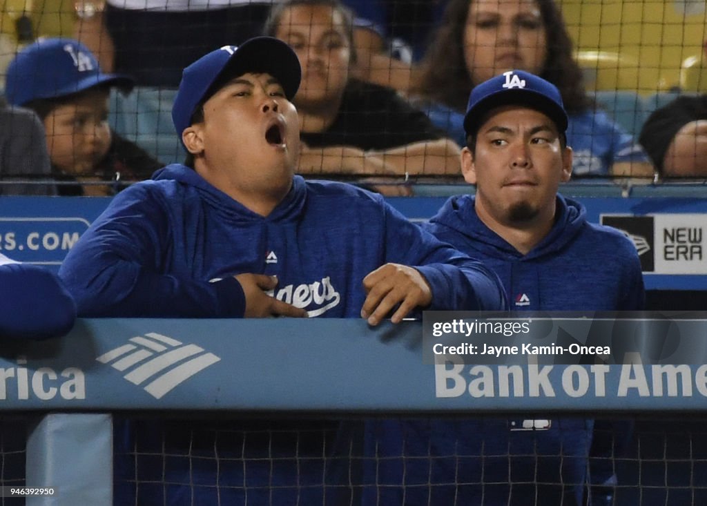 Kenta Maeda stands in the dugout next to a yawning Hyun-Jin Ryu of News  Photo - Getty Images