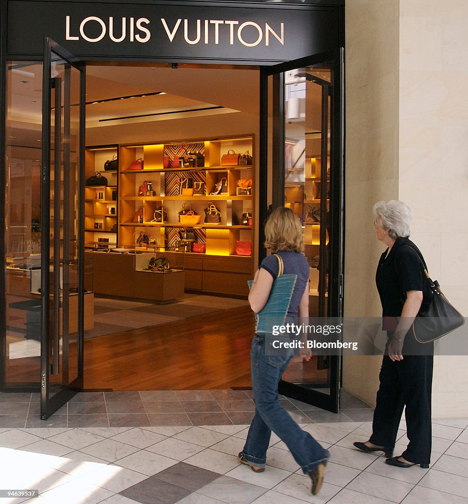 Shoppers enter a Louis Vuitton store in The Mall at Green Hills in Foto  di attualità - Getty Images