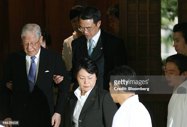 Lee Teng-hui, former president of Taiwan, left, leaves Yasukuni Shrine in Tokyo, Japan, on Thursday, June 7, 2007. Lee visited Tokyo's Yasukuni...