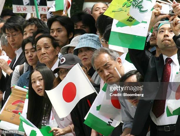 Supporters of Lee Teng-hui, former president of Taiwan, gather to watch his arrival at Yasukuni Shrine in Tokyo, Japan, on Thursday, June 7, 2007....