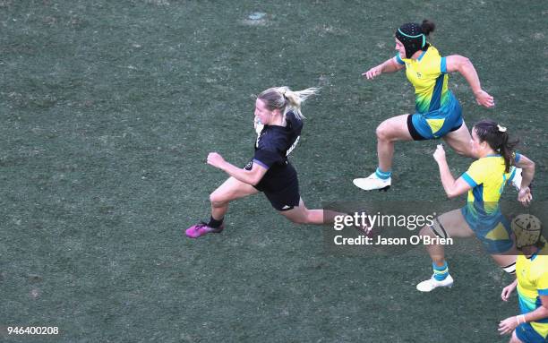 New Zealand's Kelly Brazier scores the winning try in the final against Australia during Rugby Sevens on day 11 of the Gold Coast 2018 Commonwealth...