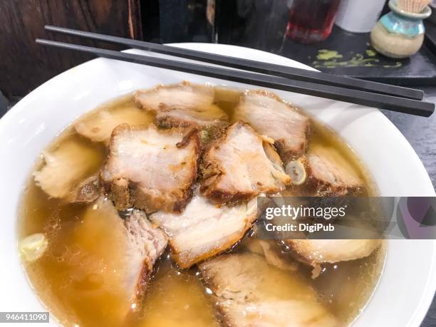 char siu ramen (ramen topped with chinese char siu roasted pork belly) - char siu pork stock pictures, royalty-free photos & images