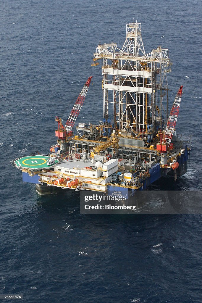 Kaijun Express Rig Cajun Express, a Transocean semisubmersible deepwater drilling oil ...