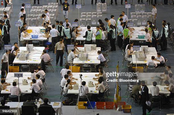 Ballots are counted in the preliminary presidential election of the Grand National Party in Seoul, South Korea, on Monday, Aug. 20, 2007. Lee Myung...