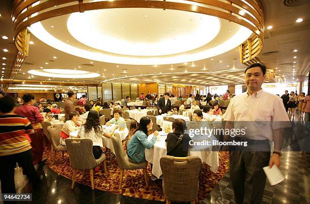 Diners eat at a Tao Heung restaurant in the Tseung Kwan O area of Hong Kong, China, on Tuesday, June 5, 2007. Tao Heung, an operator of restaurants...