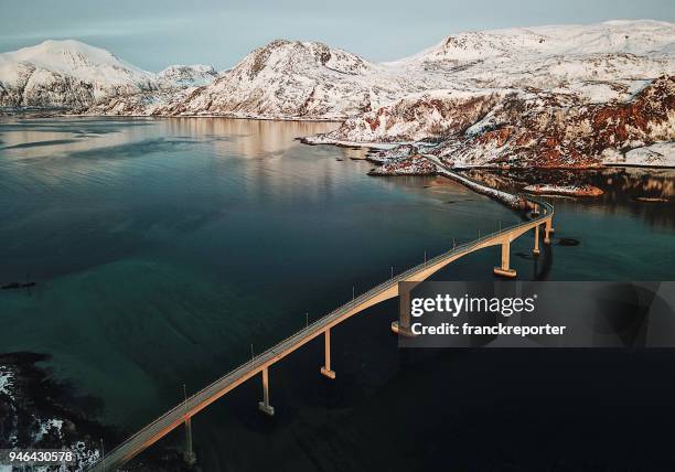 luchtfoto van een brug op de lofoten - horizontaal stockfoto's en -beelden