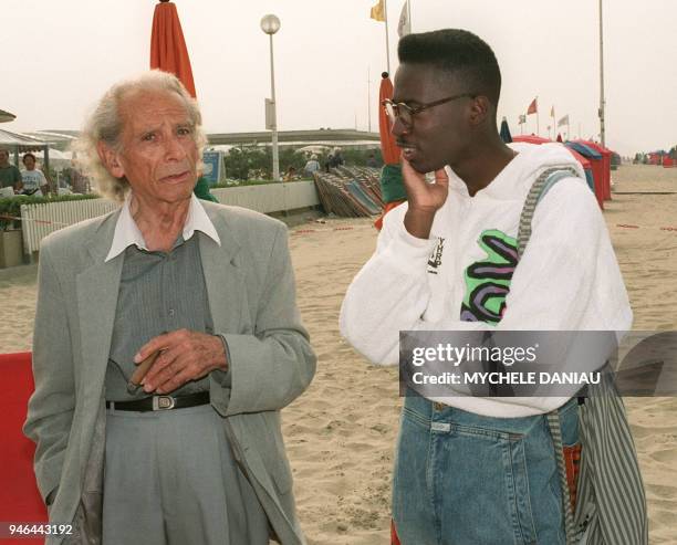 écrivain et réalisateur américain Samuel Fuller parle avec son compatriote, le jeune réalisateur Matty Rich, 19 ans, le 03 septembre 1991 sur la...