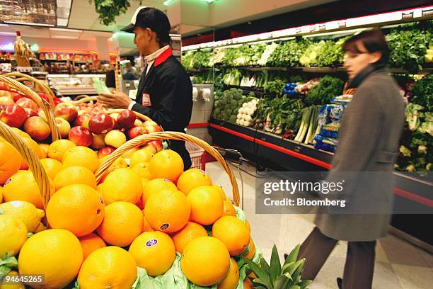Oranges sit on display at a grocery store in New York City on Thursday, December 07, 2006. Orange-juice prices rose to a record of $2.094 a pound on...