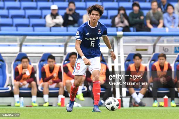 Takahiro Ogihara of Yokohama F.Marinos in action during the J.League J1 match between Yokohama F.Marinos and Vissel Kobe at Nissan Stadium on April...