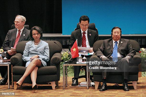 Secretary of State Condoleezza Rice, left, and Vietnam Deputy Prime Minister and Minister of Foreign Affairs Pham Gia Khiem, right, participate in...