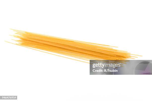 whole wheat spaghetti pasta - spaghetti isolated stockfoto's en -beelden