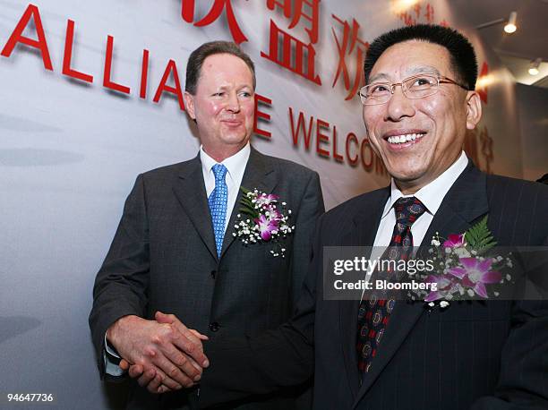 Jaan Albrecht, Star Alliance chief executive officer, left, shakes hands with Zhou Chi, chairman of Shanghai Airlines, during a signing ceremony in...