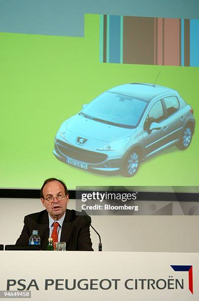 Jean-Martin Folz, PSA Peugeot Citroen's chief executive officer, speaks at a news conference in Paris, France on Wednesday, July 26, 2006. Peugeot,...