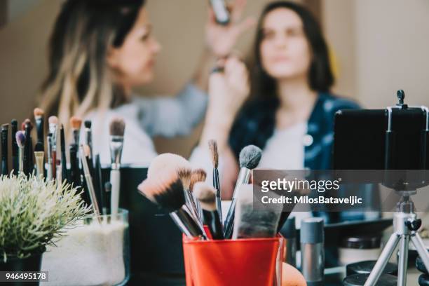 jonge volwassen vrouw vlogging over cosmetica, huidverzorgingsproducten. - schoonheidsspecialist stockfoto's en -beelden