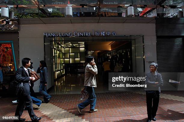 Pedestrians walk past the Hang Lung Centre in Hong Kong, China, on Thursday, Feb. 7, 2007. Hang Lung Properties Ltd., Hong Kong's fourth-largest...