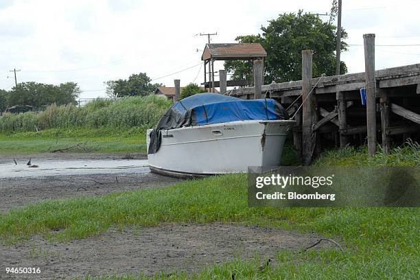 Powerboat sits on a bed of silt at Slim's Fish Camp at Lake Okeechobee in Pahokee, Forida, on Wednesday, May 30, 2007. Normally water levels at the...