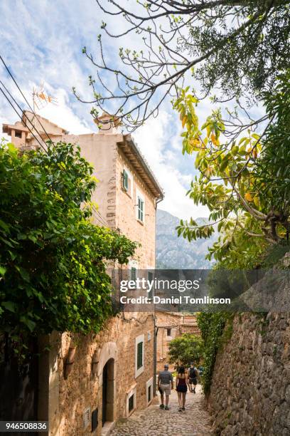 das dorf fornalutx in den bergen der serra de tramuntana im norden mallorca / mallorca - puerto pollensa stock-fotos und bilder