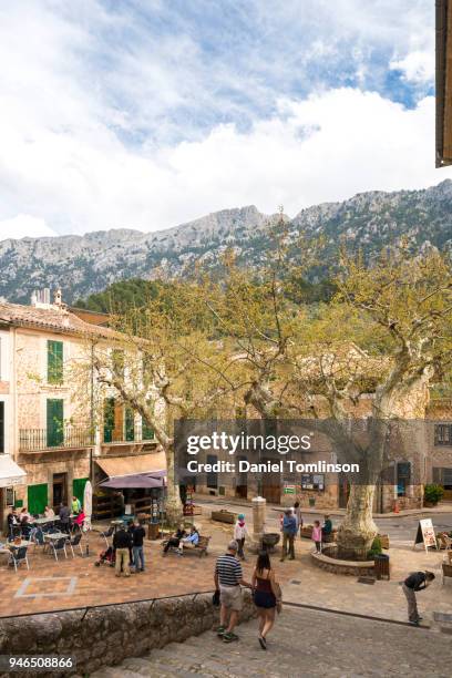 die stadt sóller in den bergen der serra de tramuntana im norden mallorca / mallorca - puerto pollensa stock-fotos und bilder