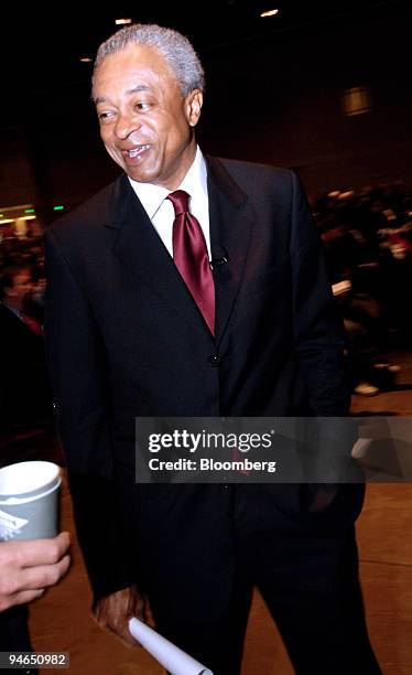 Stan O'Neal, chairman, president and chief executive officer of Merrill Lynch & Co., speaks with a conference attendee at the University of...