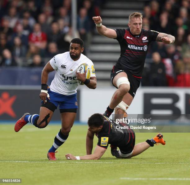 Aled Brew of Bath breaks clear of Dominic Day and Sean Maitland during the Aviva Premiership match between Saracens and Bath Rugby at Allianz Park on...