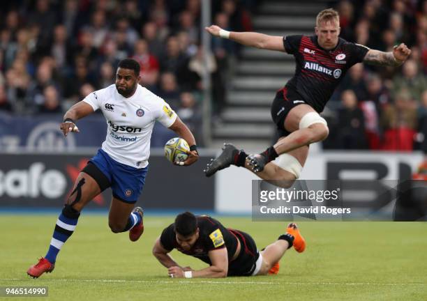 Aled Brew of Bath breaks clear of Dominic Day and Sean Maitland during the Aviva Premiership match between Saracens and Bath Rugby at Allianz Park on...