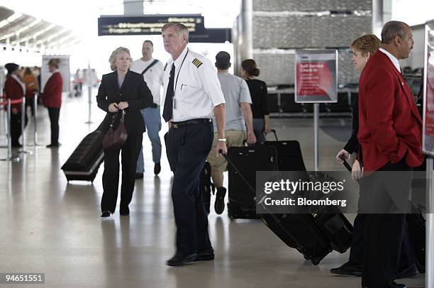 Crew Check In Northwest Airlines Terminal Stock-Fotos und Bilder - Getty Images