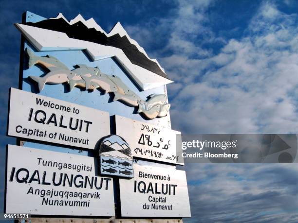 Welcomesign Inuktitut 351 Welcome In Different Languages Stock Photos, High-Res Pictures, and ...