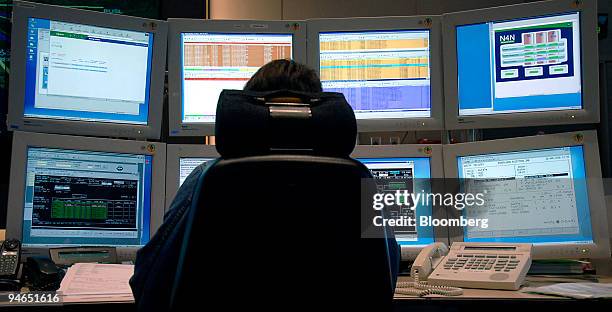 Network Control Officers 1,148 Network Operations Center Stock Photos, High-Res Pictures, and ...
